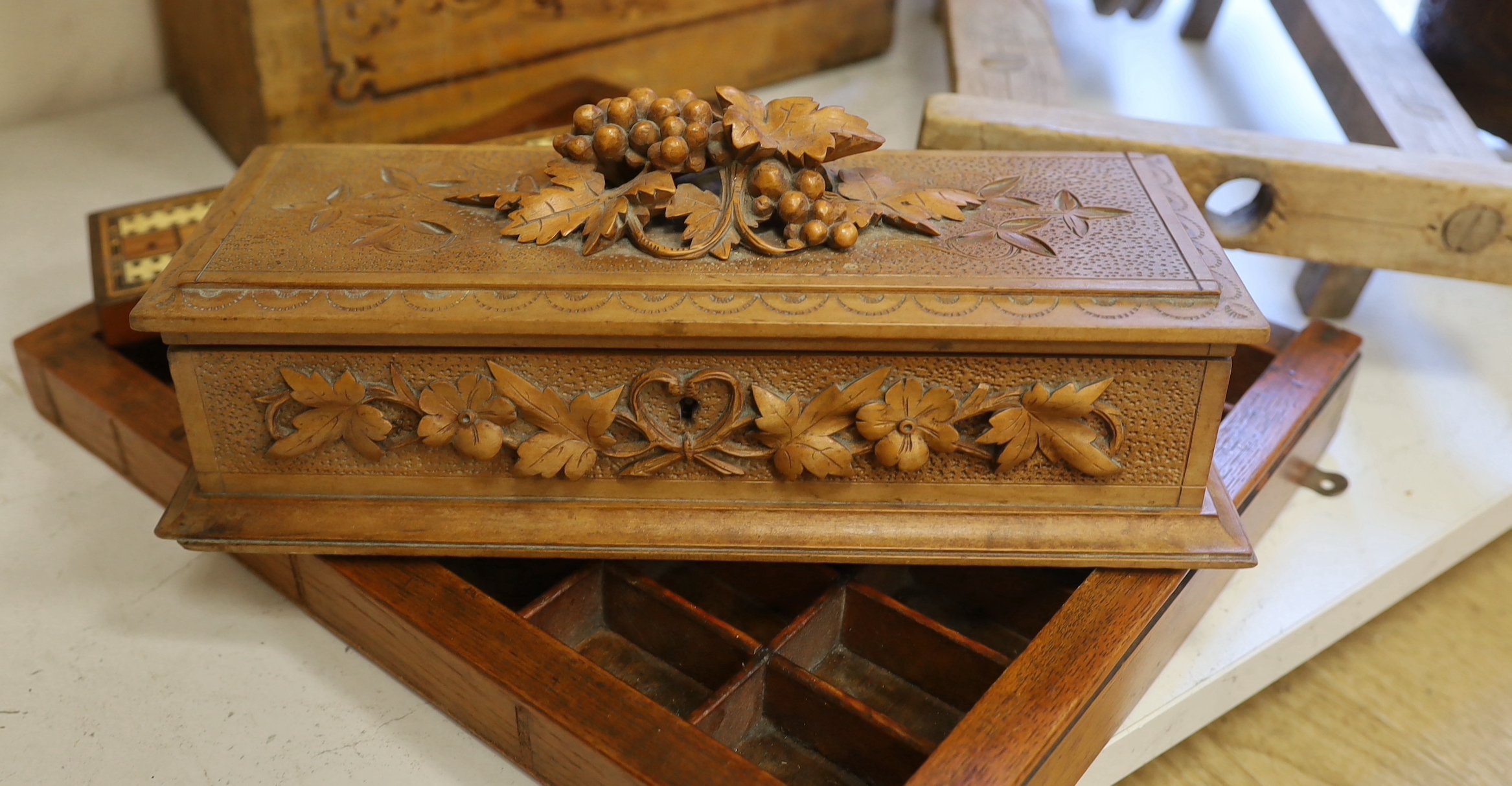 A quantity of mixed treen collectables including a French box, hat stand, til tray, bone inlaid counter etc.